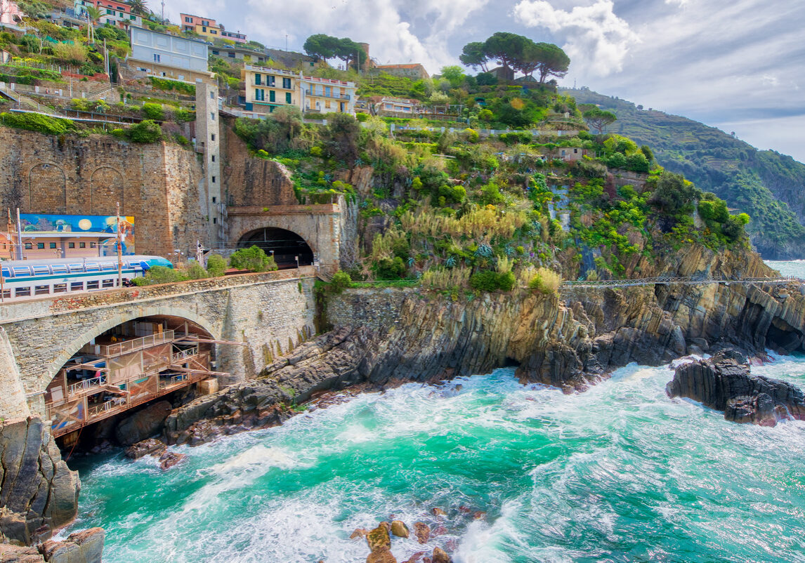 Cinque Terre SM - AdobeStock_184544817